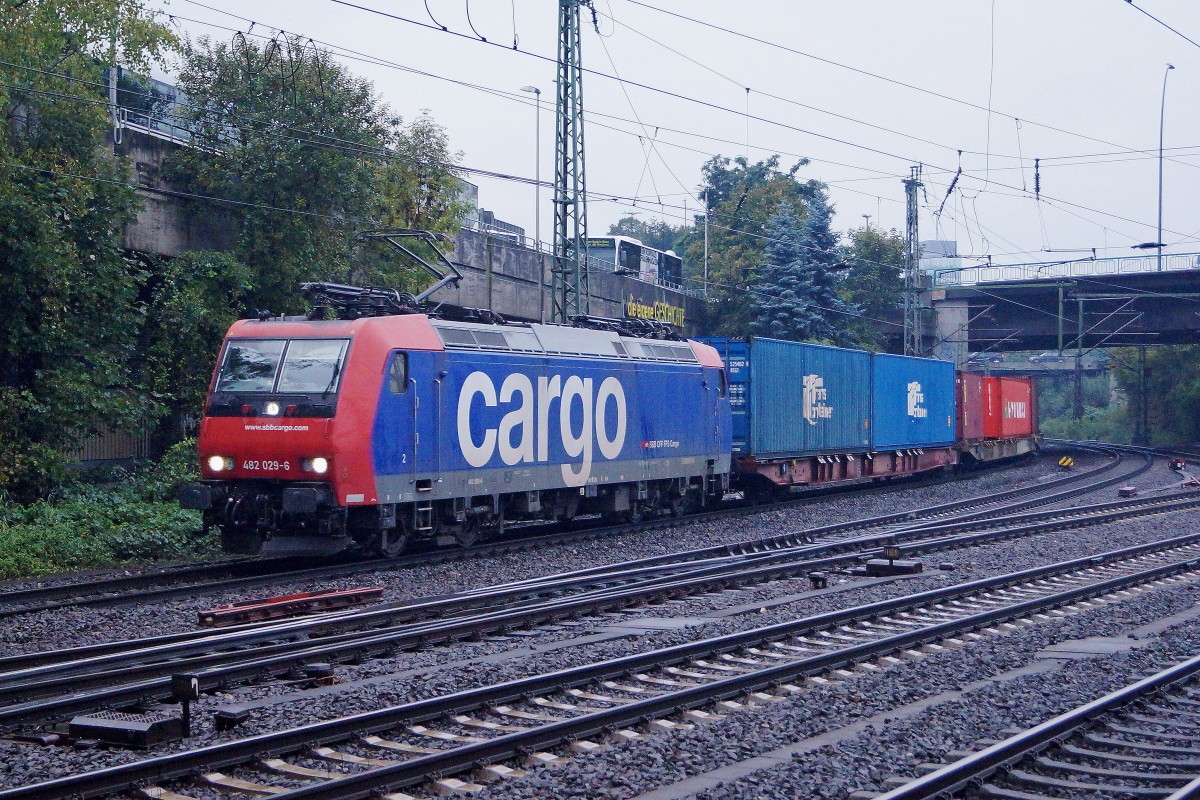 SBB CARGO INTERNATIONAL: SBB Güterlokomotiven in HAMBURG HARBURG bei trübem Wetter im Einsatz. Die Re 482 029-6 mit einem Containerzug am 14. Oktober 2015.
Foto: Walter Ruetsch