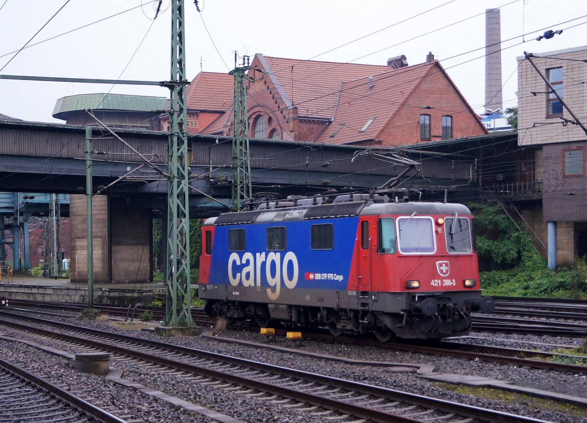 SBB CARGO INTERNATIONAL: SBB Güterlokomotiven in HAMBURG HARBURG bei trübem Wetter im Einsatz. Die Re 421 396-3 als Lokzug am 14. Oktober 2015.
Foto: Walter Ruetsch