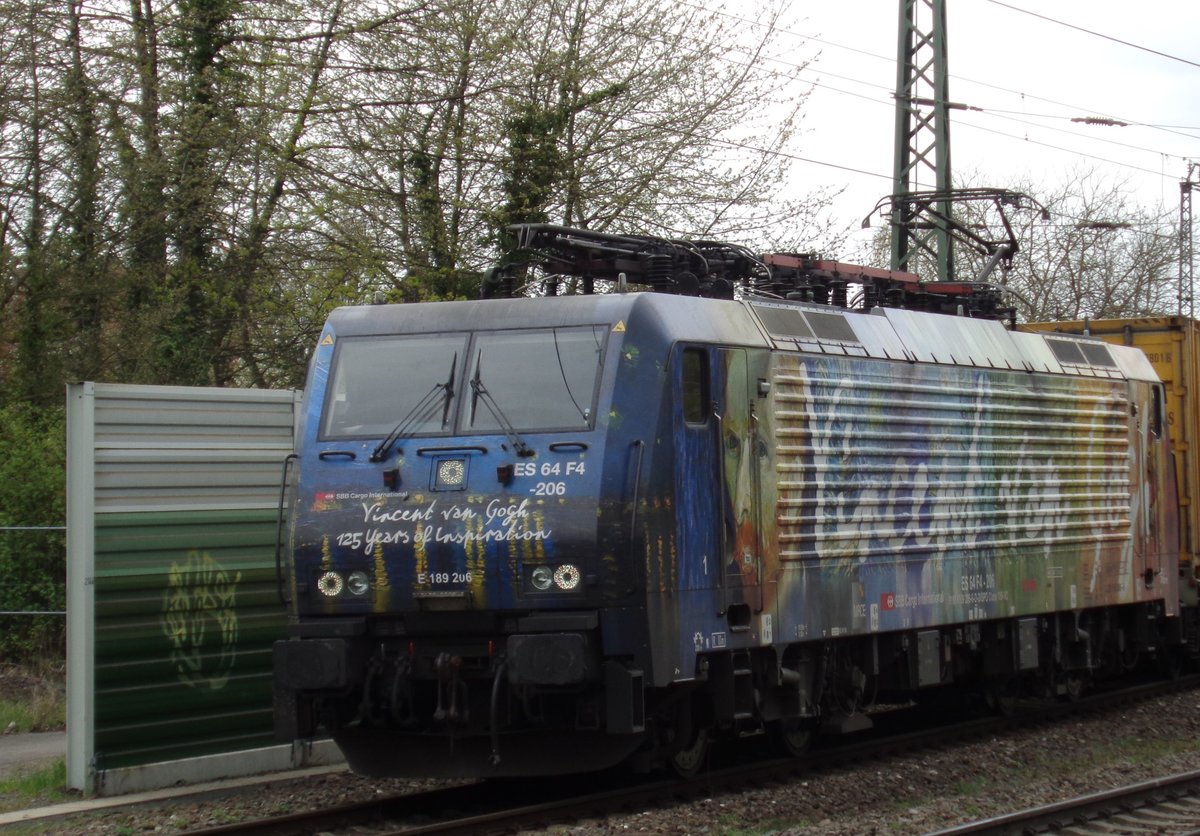 SBB Cargo International Siemens ES 64 F4-206 (189 206) Vincent van Gogh Vollwerbung am 10.04.18 in Mainz Bischofsheim vom Bahnsteig aus fotografiert. Das Foto hat ein Freund von mir gemacht und ich darf es veröffentlichen