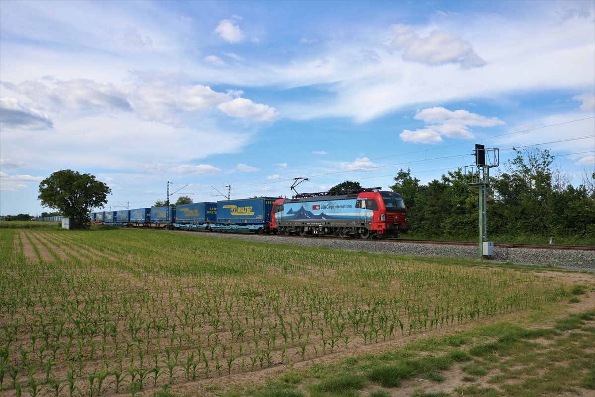 SBB Cargo International Siemens Vectron 193 463-7 mit dem LKW Walter KL in Bickenbach (Bergstraße) am 31.05.20