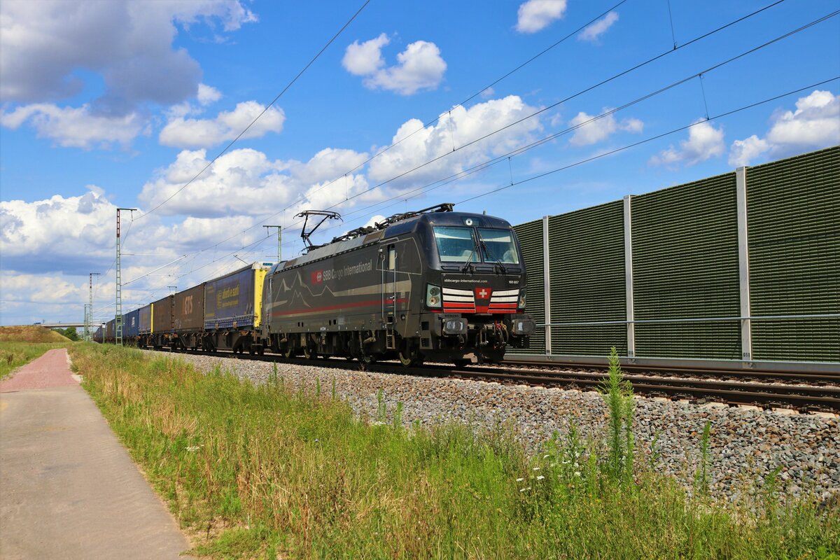 SBB Cargo International Siemens Vectron 193 657-4 mit KLV Zug in Auggen am 13.07.23