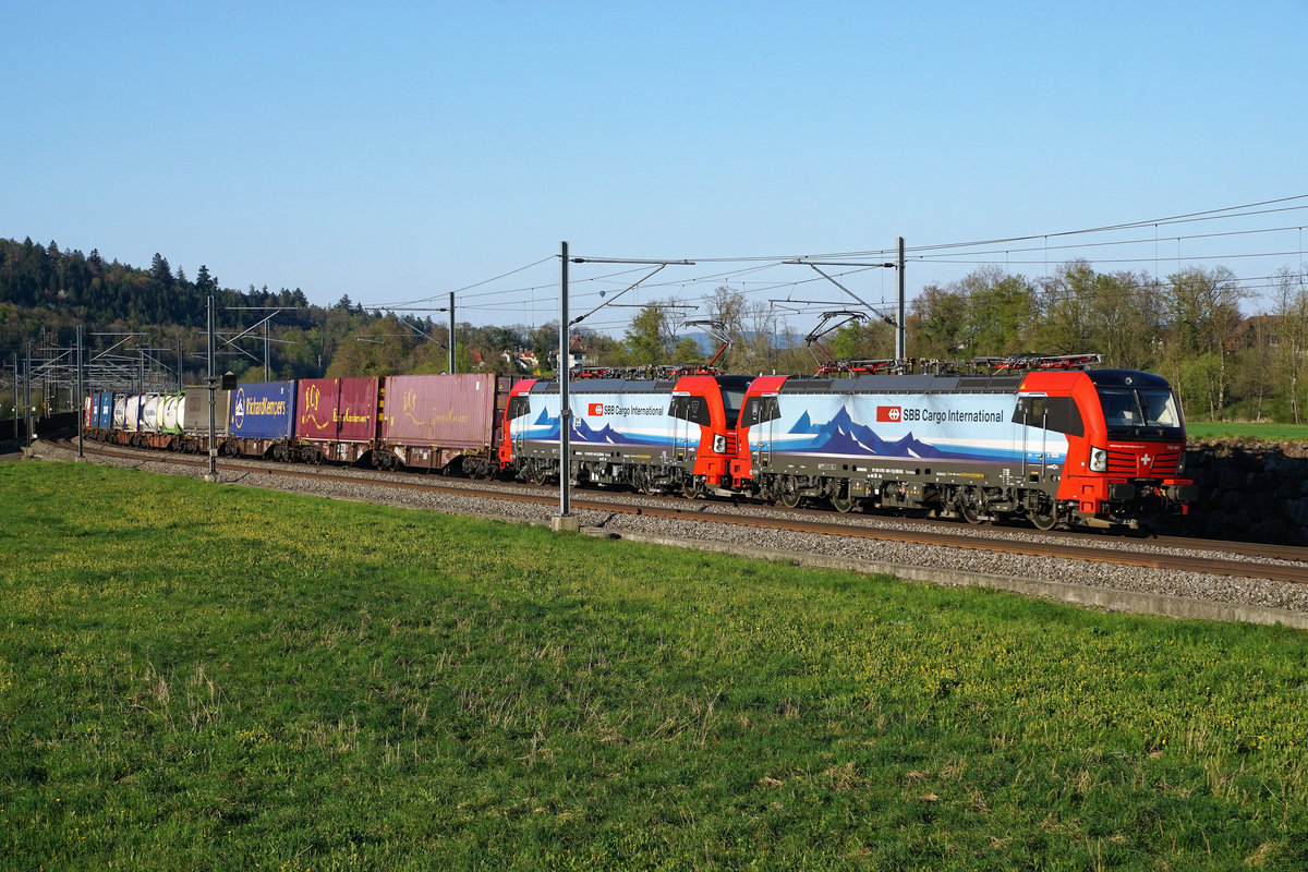 SBB CARGO INTERNATIONAL: Zwei der 18 neuen Vectron mit einem schweren Grüterzug auf der Fahrt in den Süden. Die Aufnahme von den beiden nigelnagelneuen Loks der BR 193 ist am 19. April 2018 in der letzten Abendsonne bei Langenthal entstanden.
Auch nach dieser gelungenen Aufnahme schlägt das Herz des Bahnfotografen noch immer stärker für die BOBOS!
Foto: Walter Ruetsch 