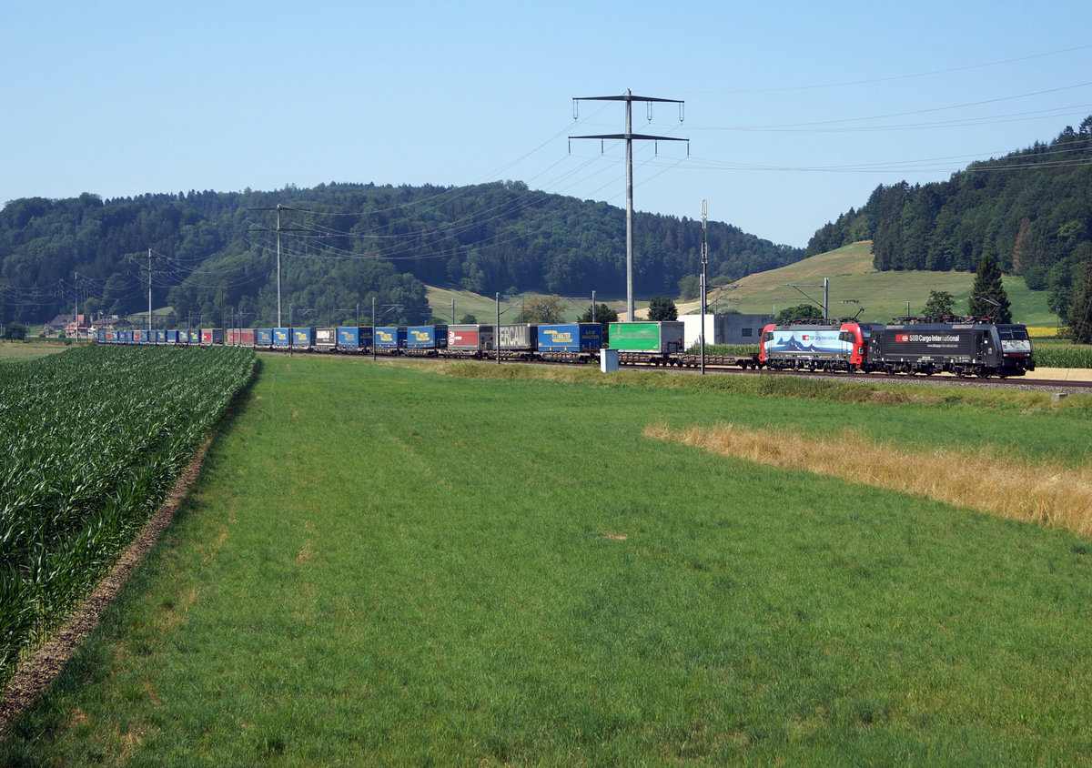 SBB CARGO INTERNATIONL
Unpassende Doppeltraktion bei Leimiswil in Richtung Herzogenbuchsee unterwegs am 24. Juli 2019.
Foto: Walter Ruetsch