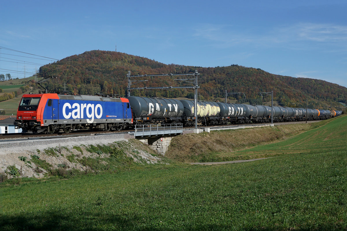 SBB CARGO Kesselwagenzug mit der Re 482 047-8 bei Frick am 25. Oktober 2018.
Foto: Walter Ruetsch