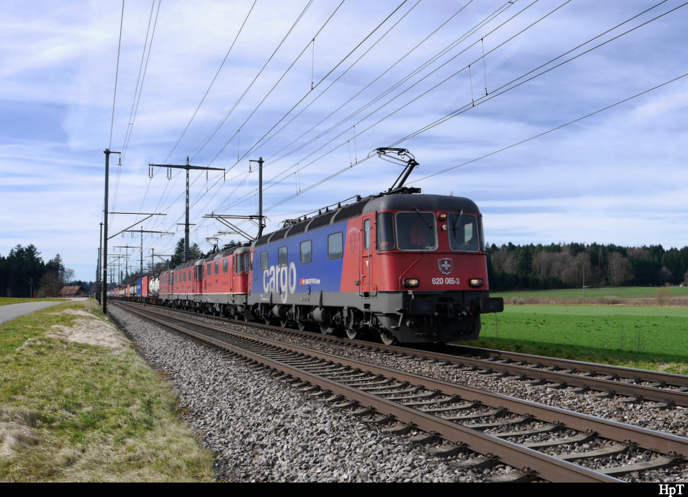 SBB Cargo  Loks 620 065 + 420 340 + 620 080 + 420 269 mit Güterzug unterwegs bei Lyssach am 20.02.2020