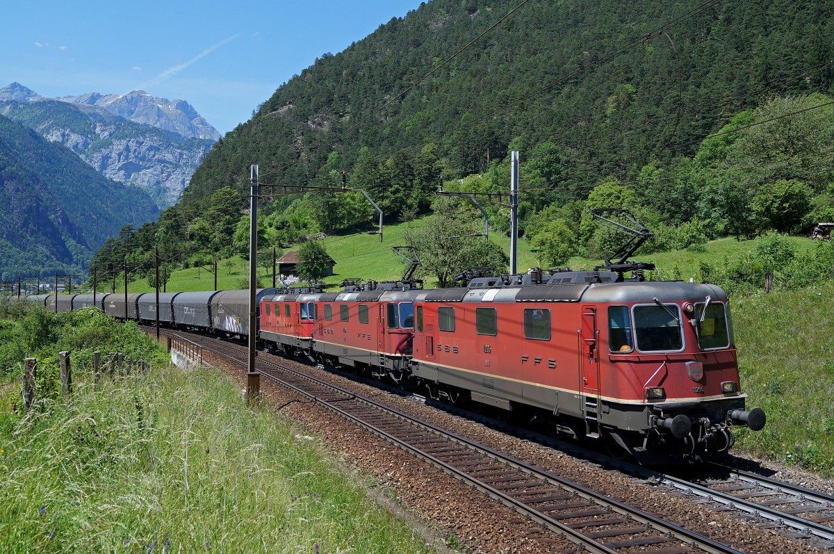SBB CARGO: Mit einer Re 12/12 ist am 7. Juni 2014 ein langer Güterzug zwischen Erstfeld und Silenen in Richtung Süden unterwegs. An der Spitze des Zuges ist die Re 4/4 11285 eingereiht.
Foto: Walter Ruetsch