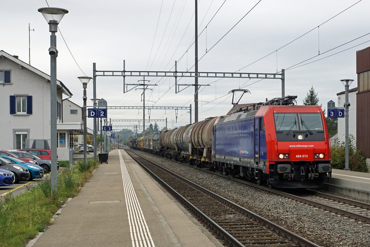 SBB Cargo National Re 484 013 in Islikon am 19. Oktober 2021.
Foto: Walter Ruetsch
