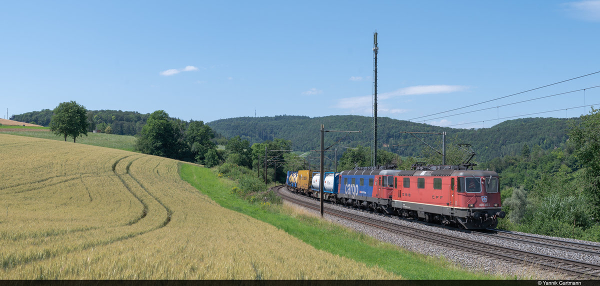 SBB Cargo Re 10 (Re 620 068-7 und Re 420 325-3) unterwegs mit einem Transitgüter in Richtung Süden. Aufgenommen am 27.06.2020 bei Hornussen AG.