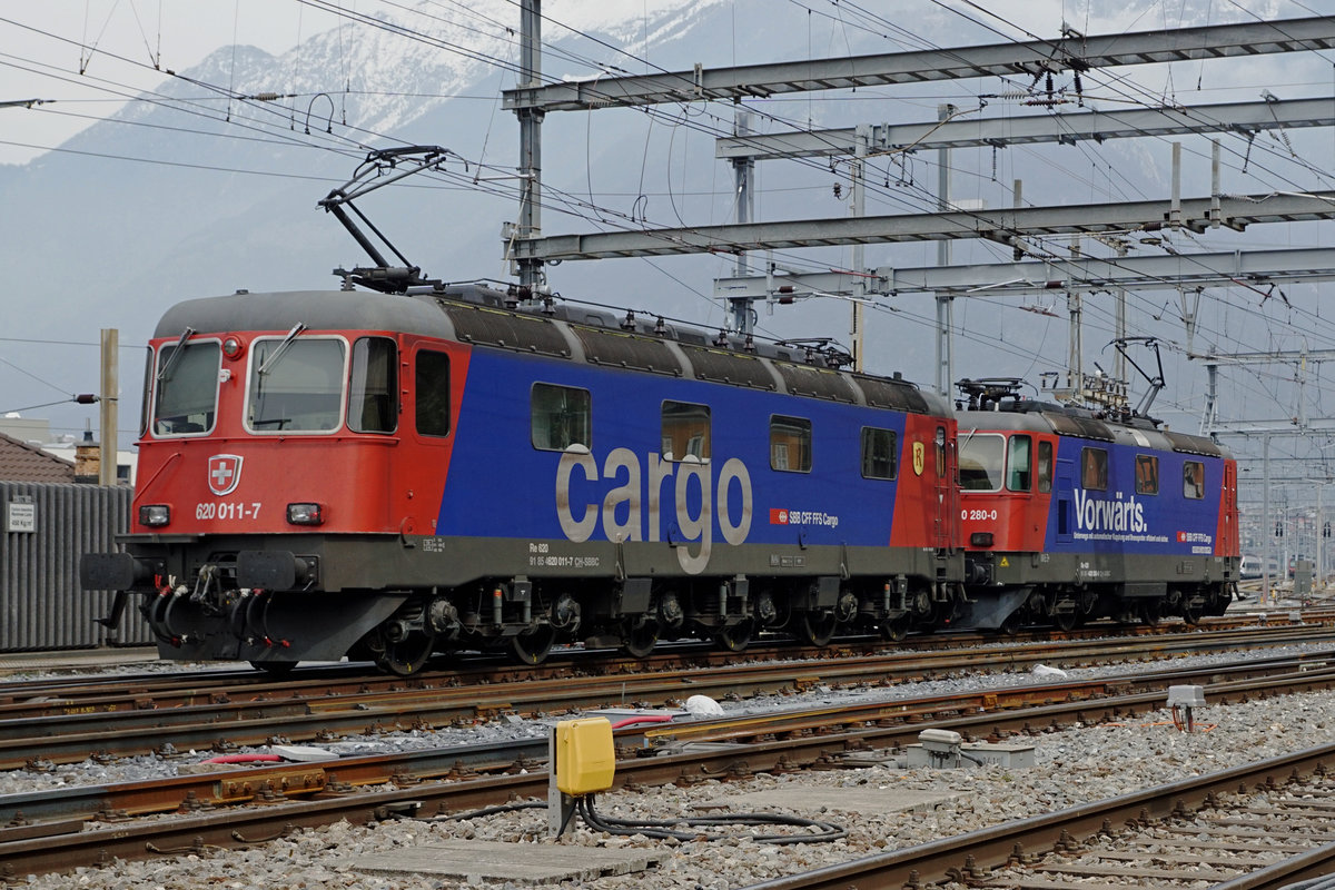 SBB CARGO Re 10/10 bestehend aus der Re 420 280-0  Vorwärts  mit Hybridkupplung und der Re 620 011-7  RÜTI  auf Rangierfahrt im Güterbahnhof Bellinzona-San Paolo am 11. April 2019.
Foto: Walter Ruetsch