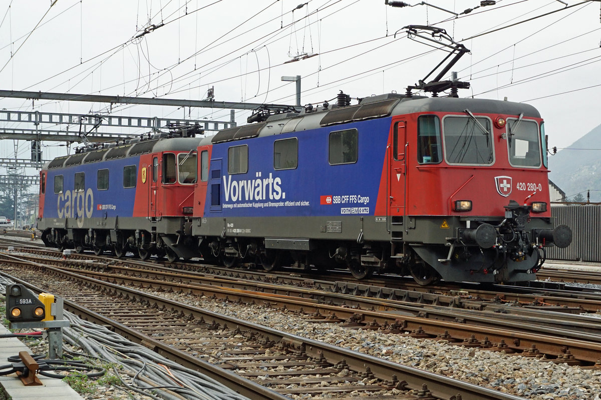 SBB CARGO Re 10/10 bestehend aus der Re 420 280-0  Vorwärts  mit Hybridkupplung und der Re 620 011-7  RÜTI  auf Rangierfahrt im Güterbahnhof Bellinzona-San Paolo am 11. April 2019.
Foto: Walter Ruetsch