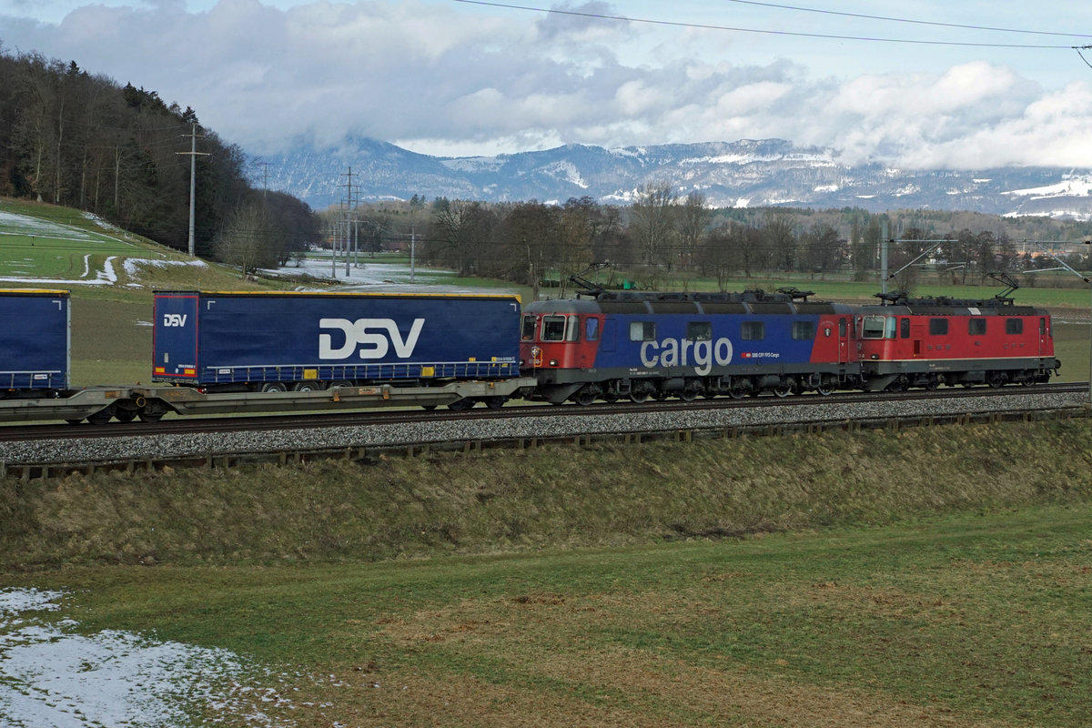 SBB CARGO: Re 10/10 mit einem Blockzug unterwegs in Richtung Olten auf der alten Stammstrecke bei Bollodingen am 9. Februar 2019.
Erkennbar ist die Re 620 068-7  STEIN SÄCKINGEN .
Foto: Walter Ruetsch 