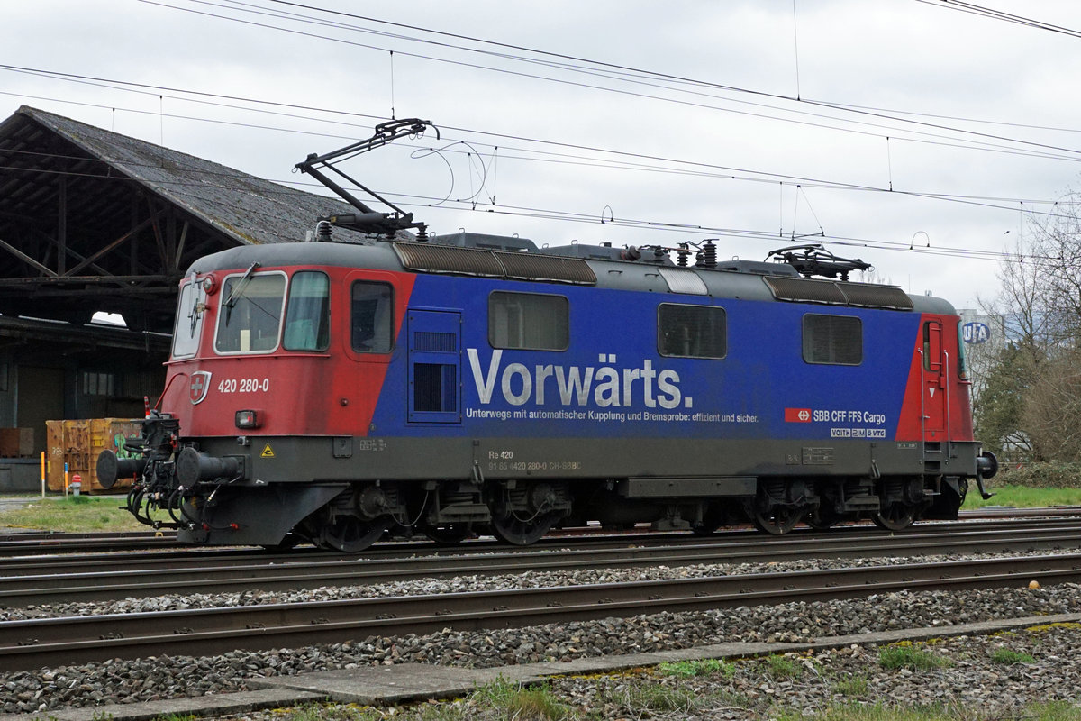 SBB CARGO Re 420 280-8  VORWÄRTS  auf der Rückfahrt als Lokzug kurze Zeit nach der Ankunft des Getreidezuges in Herzogenbuchsee am 30. März 2020.
Foto: Walter Ruetsch