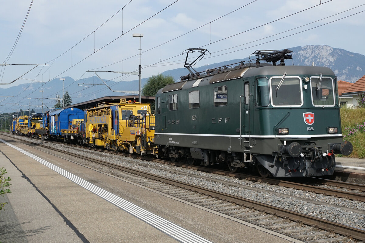 SBB CARGO Re 420 335-2.
Die grüne Re 4/4 II 11335 mit einer Sonderleistung auf der Fahrt nach Rotkreuz bei Deitingen am 7. September 2021.
Foto: Walter Ruetsch