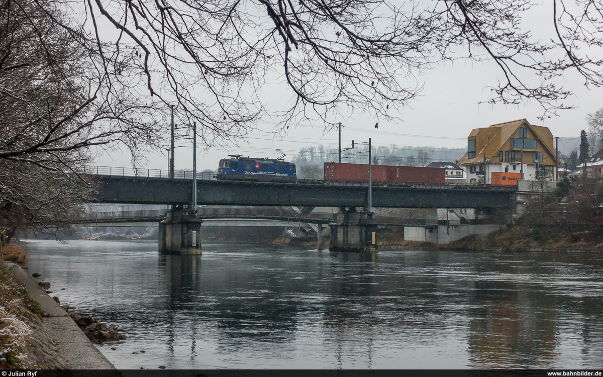SBB Cargo Re 421 371 mit Güterzug Solothurn - Frenkendorf am 6. Januar 2021 auf der Gäubahnbrücke in Olten.