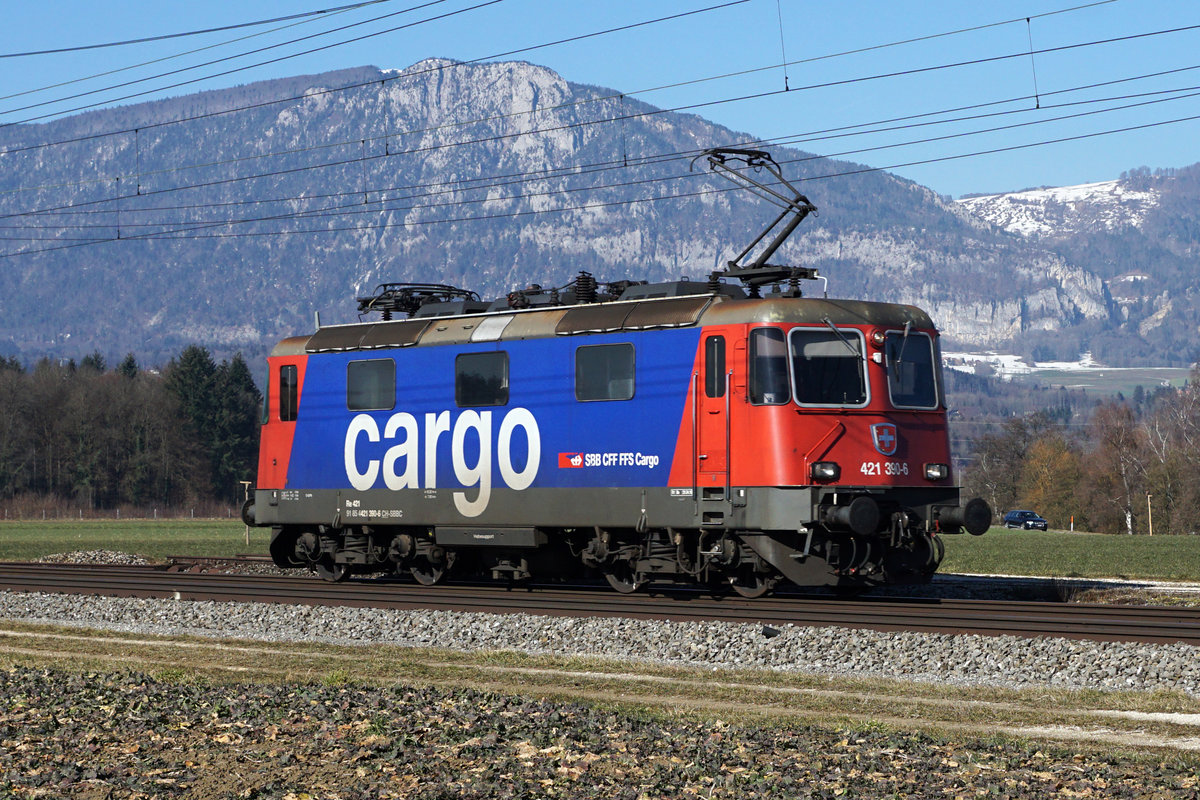 SBB CARGO Re 421 390-6 als Lokzug unterwegs bei Deitingen am 18. Februar 2019.
Foto: Walter Ruetsch