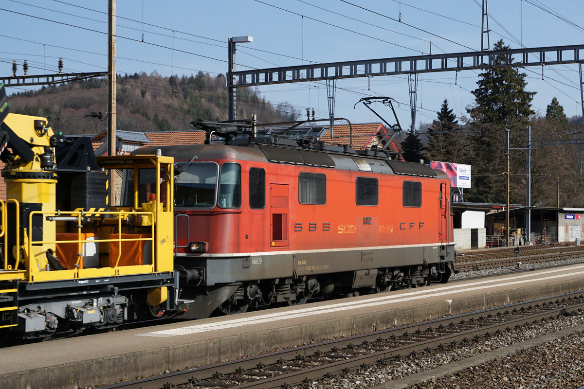SBB CARGO Re 430 352-5 anlässlich der Bahnhofsdurchfahrt Burgdorf vom 19. Februar 2019.
Besonders zu beachten: Noch ist die Aufschrift der früheren Besitzerin, der SOB leicht erkennbar.
Foto: Walter Ruetsch