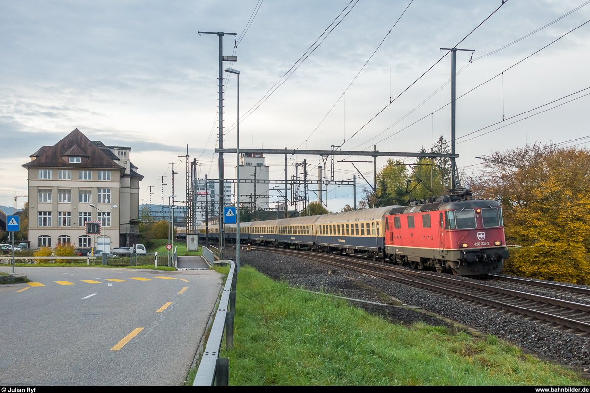 SBB Cargo Re 4/4 II 11335 mit dem durch Transrail geführten Centralbahn-Extrazug Bern - Rotterdam für der Gruppenspiel des BSC YB gegen Feyenoord am 7. November 2019 in Herzogenbuchsee.