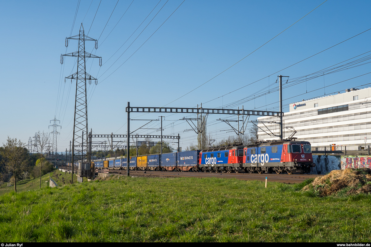 SBB Cargo Re 4/4 II 11276 und Re 6/6 11612  Regensdorf  am 10. April 2020 mit einem UKV-Zug im Löchligut.