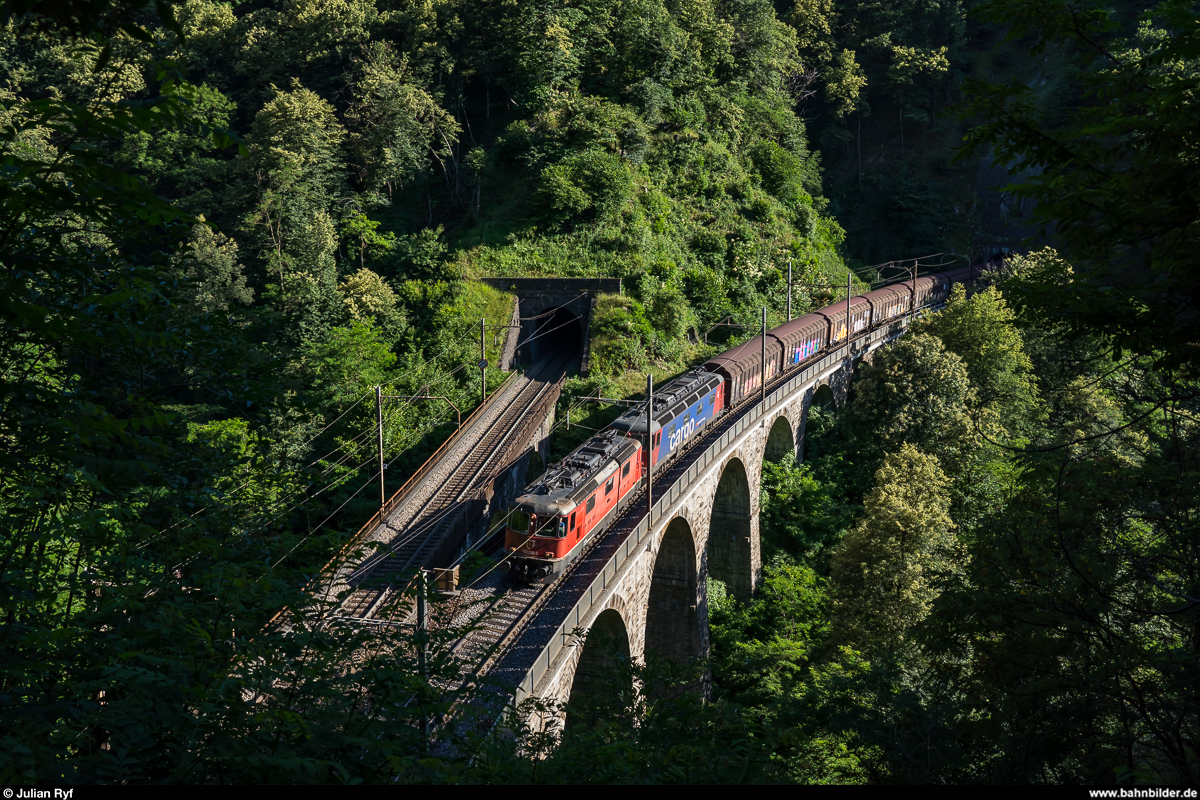 SBB Cargo Re 4/4 II 11266 und eine Re 6/6 mit einem WLV-Zug am 19. Juni 2020 auf dem Piantorino-Viadukt an der Ceneri-Nordrampe.

