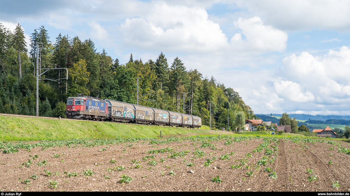 SBB Cargo Re 4/4 II 11253 mit Extragüterzug Emmenmatt - Biel RB am 1. September 2020 bei Vielbringen.