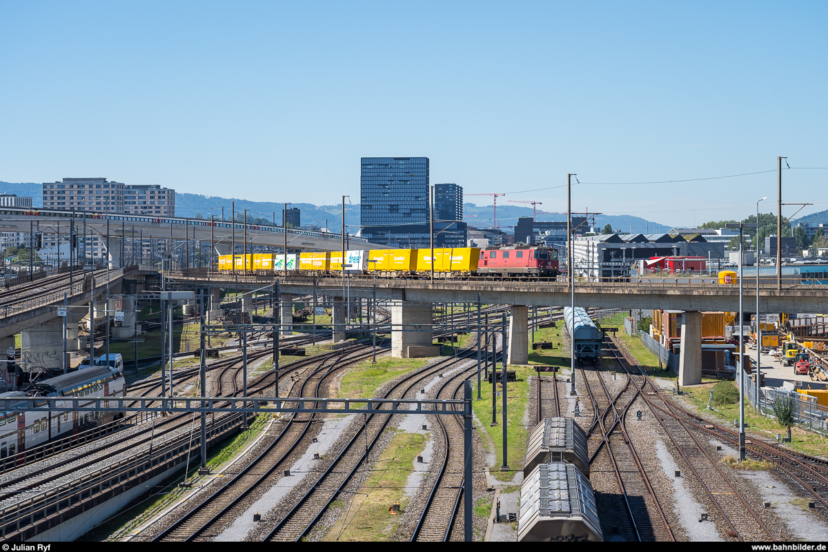 SBB Cargo Re 4/4 II 11271 am 4. September 2020 auf dem Hardturmviadukt der Güter-Verbindungslinie Altstetten - Oerlikon in Zürich. Im Hintergrund ist ein  Flugzug  IR 36 auf dem Letzigrabenviadukt zu erkennen. Darunter liegt der Zürcher Vorbahnhof und die Abstellanlage Zürich Herdern.