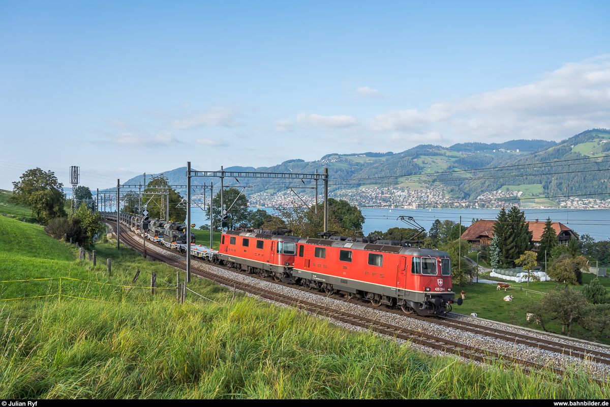 SBB Cargo Re 4/4 II 11264 und 11240 mit Panzerzug Bure - Gampel-Steg am 30. September 2020 bei Einigen.