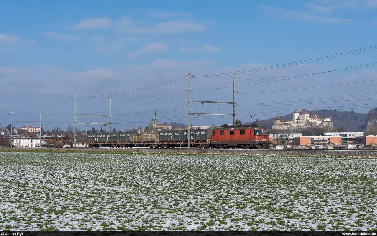 SBB Cargo Re 4/4 III 11358 mit Kehrichtzug Solothurn - Oberburg am 11. Januar 2021 bei Oberburg.