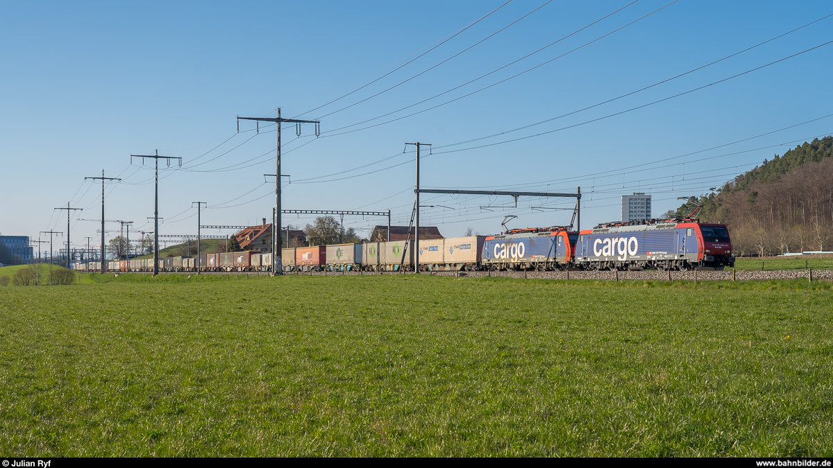 SBB Cargo Re 474 009 und 018 am 1. April 2020 mit einem UKV-Zug zwischen Ostermundigen und Gümligen.