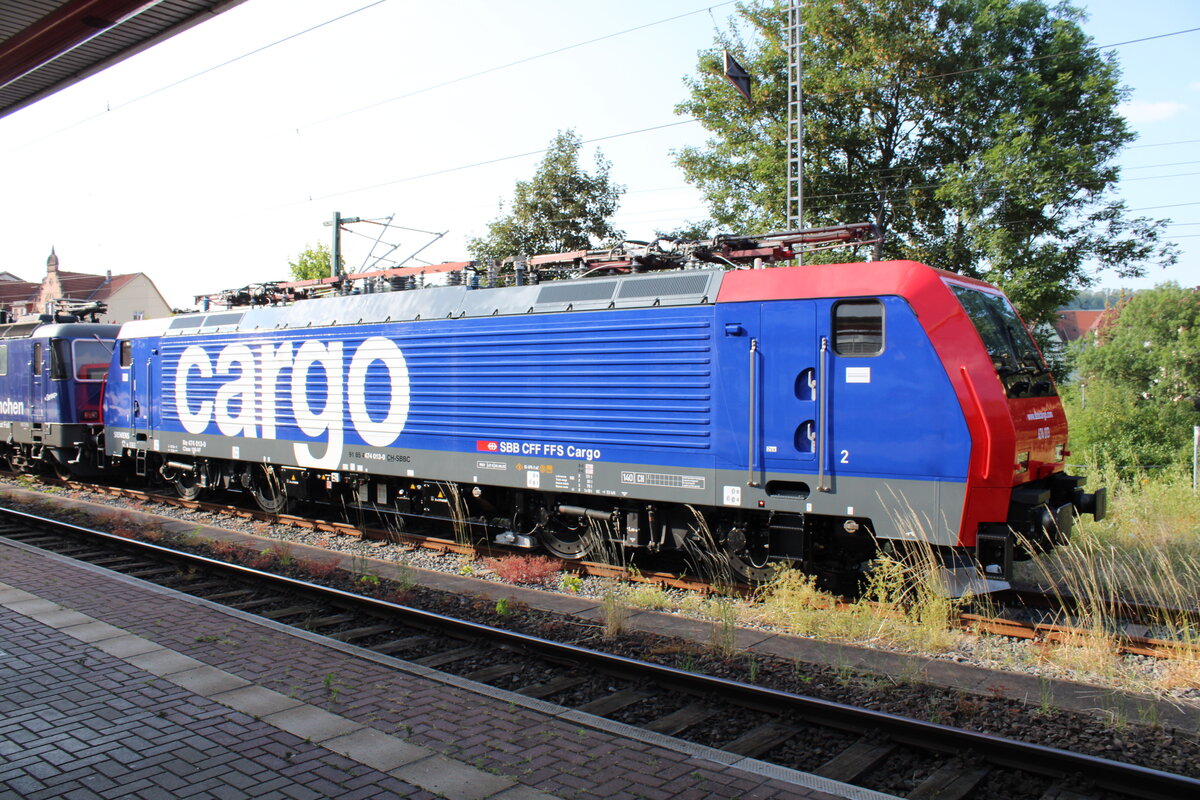 SBB Cargo Re 474 013 (91 85 4474 013-0 CH-SBBC) auf Überführungsfahrt von Dessau nach Basel, am 30.06.2022 beim Übernachtungshalt im Bahnhof Eisenach.
