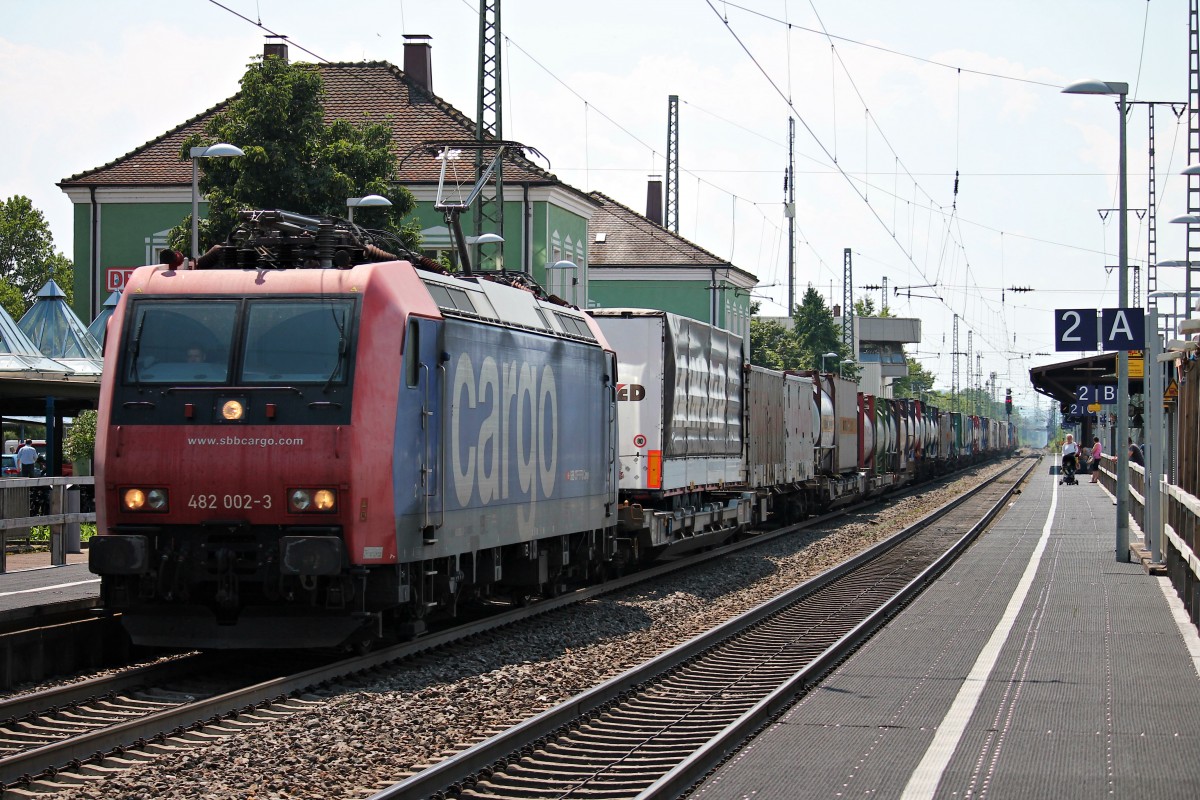 SBB Cargo Re 482 002-3 am 25.07.2014 mit einem Containerzug in Müllheim (Baden).
