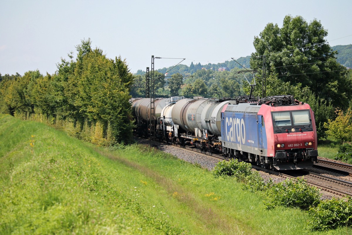 SBB Cargo Re 482 002-3 mit dem BASF-Zug (Ludwigshafen (Rhein) BASF Ubf - Basel Bad Rbf) am 01.08.2014 bei Kollmarsreute auf der KBS 703 gen Süden.