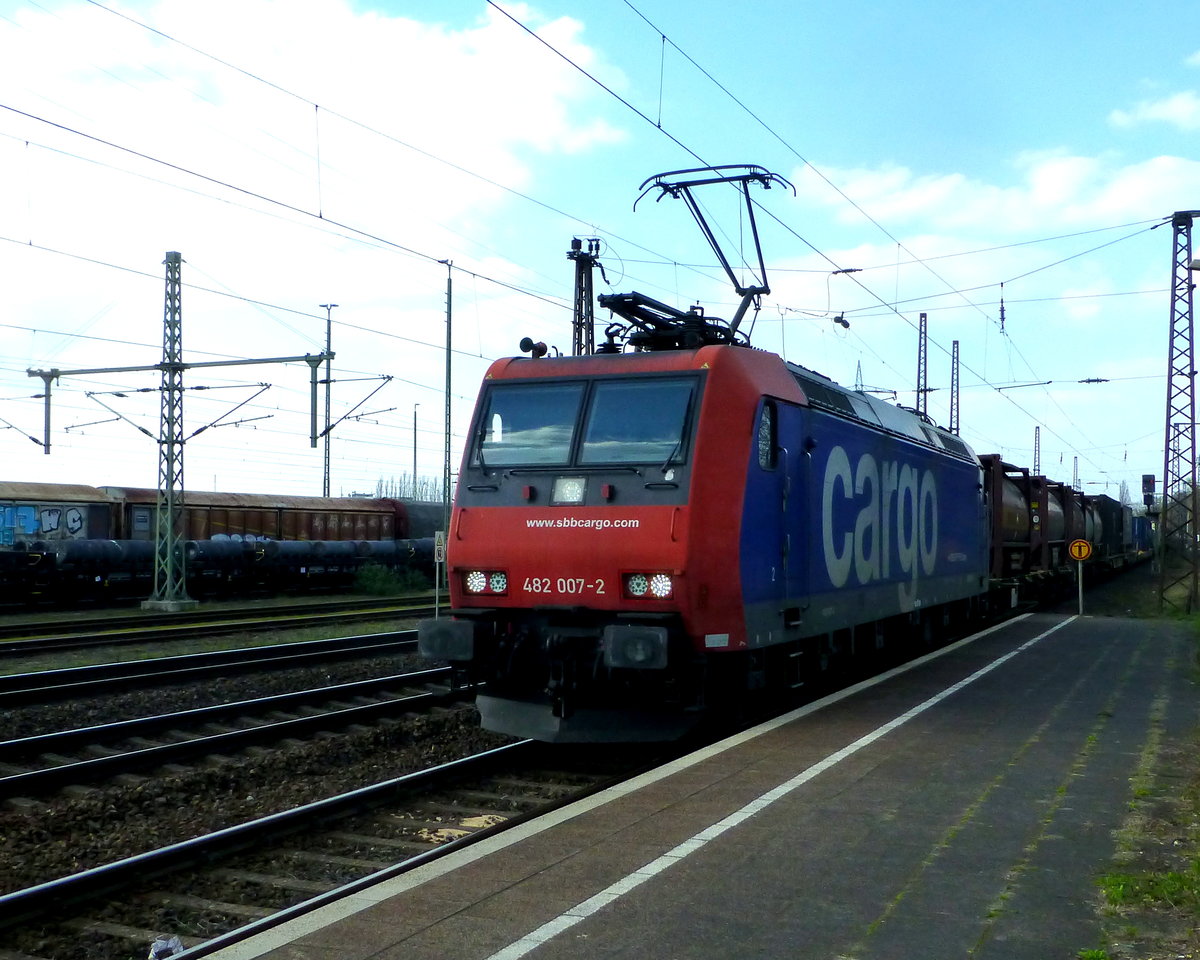 SBB Cargo Re 482 007-2 fuhr mit ihrem Container-/KLV-Zug am 30.03.19 am HP Duisburg-Bissingheim vorbei.