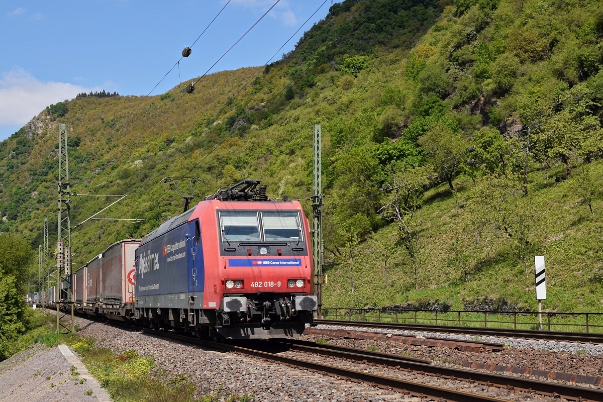 SBB Cargo Re 482 018  Alpäzähmer , vermietet an SBB Cargo International, mit KLV-Zug auf der rechten Rheinstrecke in Richtung Rüdesheim (Kestert, 29.04.17).