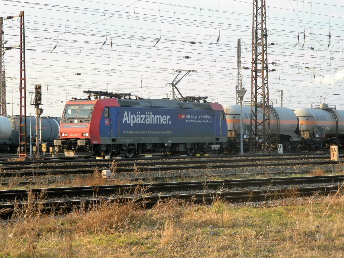 SBB Cargo: Re 482 018  Alpäzähmer  am 27.02.2016 in Großkorbetha mit einem Kesselwagenzug.