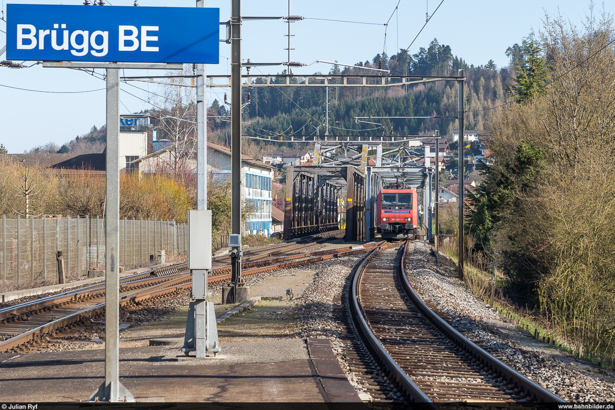 SBB Cargo Re 482 022 und eine Schwesterlok als Lokzug Aarberg - Basel RB am 30. März 2021 auf der Brücke über den Nidau-Büren-Kanal bei Brügg.