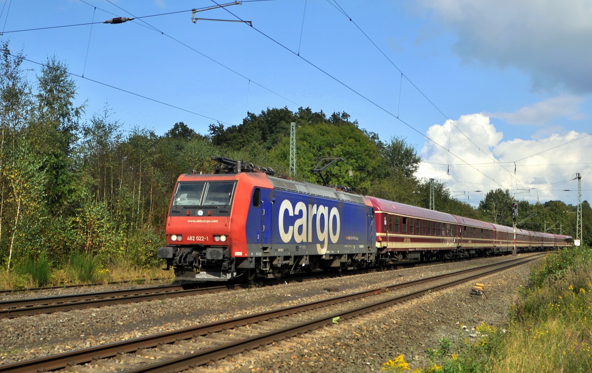 SBB Cargo Re 482 022, vermietet an SBB Cargo International, befördert am 14.09.14 einen Euro-Express-Sonderzug durch den ehemaligen Bahnhof Vehrte Richtung Osnabrück.