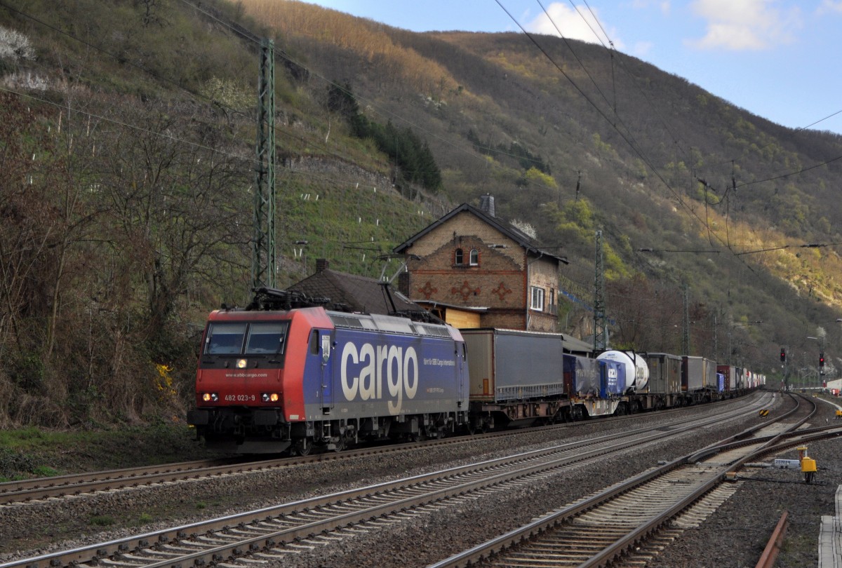 SBB Cargo Re 482 023, vermietet an SBB Cargo International, durchfährt am 25.03.14 mit einem KLV-Zug auf der rechten Rheinstrecke den Bahnhof Kaub in Richtung Norden.