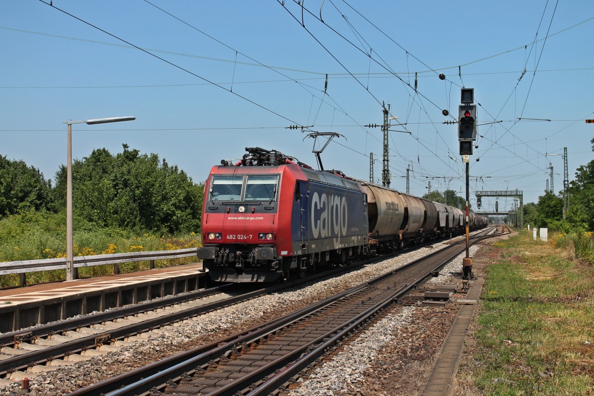 SBB Cargo Re 482 024-7 fuhr am 08.07.2013 mit einem Getreidezug durch den Bahnhof von Orschweier.
