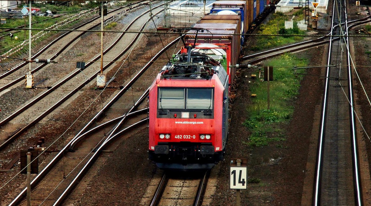 SBB Cargo Re 482 032 durchfährt den Bahnhof Biblis in Richtung Mannheim. Aufgenommen am 16. September 2017.