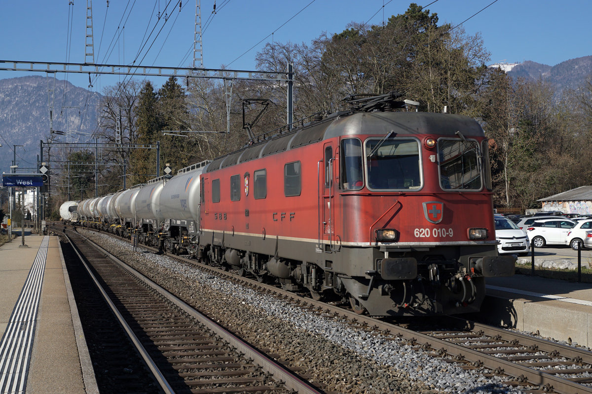 SBB CARGO Re 620 010-9  SPREITENBACH  anlässlich der Bahnhofsdurchfahrt Solothurn-West vom 14. Februar 2019.
Foto: Walter Ruetsch