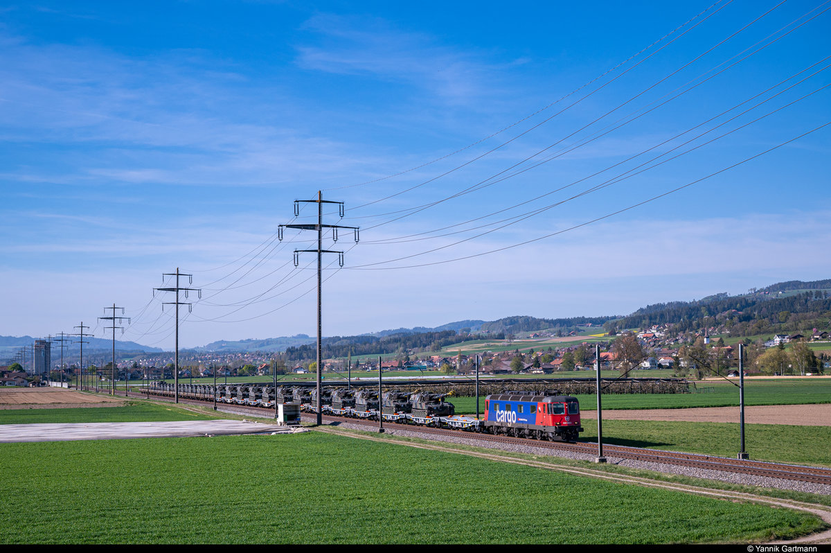 SBB Cargo Re 620 069-5 unterwegs mit einem Panzerzug in Richtung Wallis. Hier am 15.04.2020 in Kiesen aufgenommen.