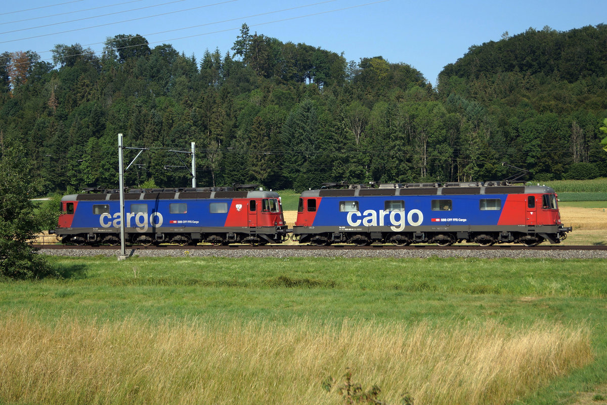 SBB CARGO Re 620 schleppt SBB CARGO Re 620
Am Morgen des 24. Juli 2019 schleppte die Re 620 063  EGLISAU  ohne Wappen die Re 620 046 Bussigny bei Hermiswil in Richtung Herzogenbuchsee.
Foto: Walter Ruetsch 