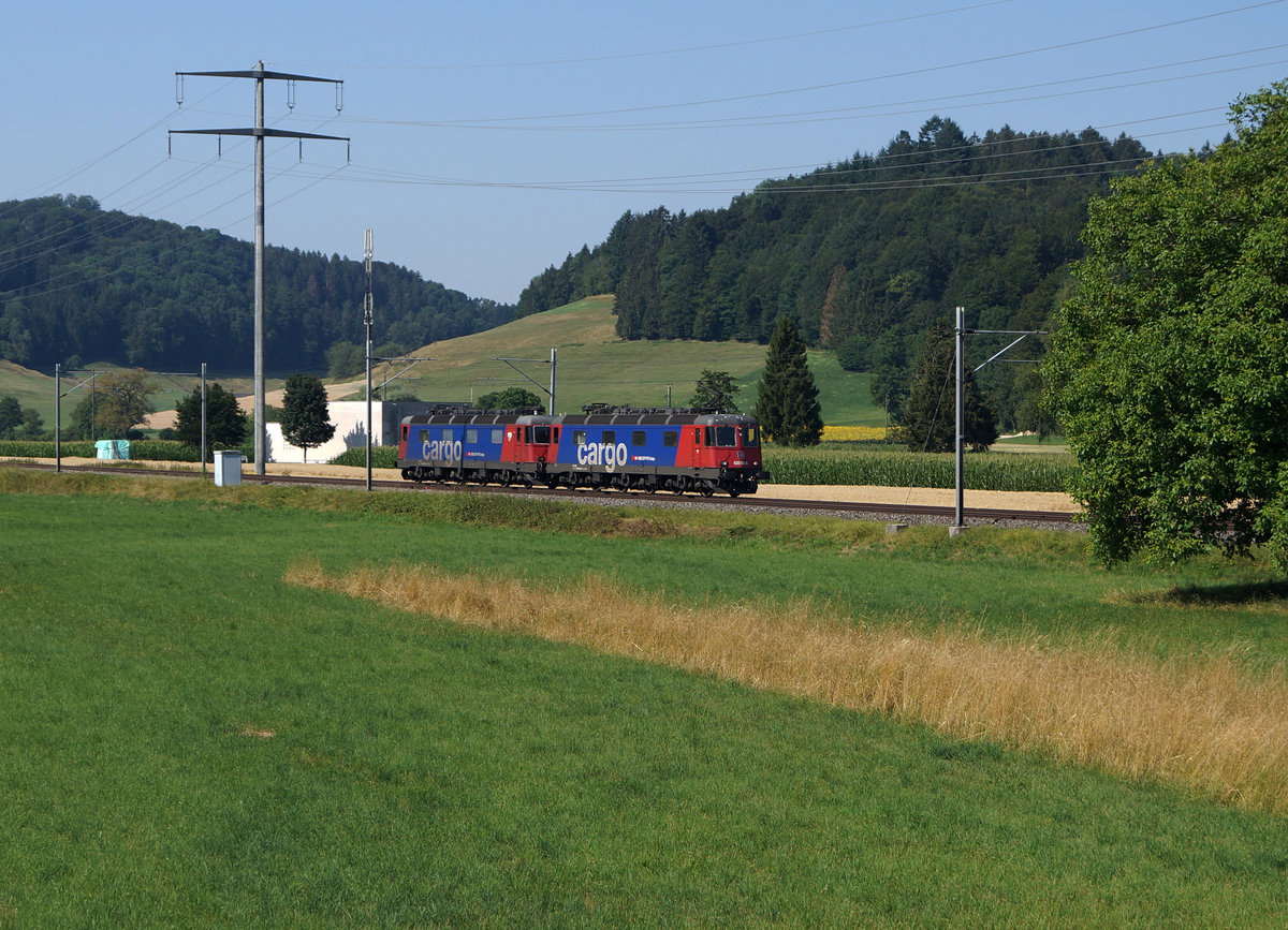 SBB CARGO Re 620 schleppt SBB CARGO Re 620
Am Morgen des 24. Juli 2019 schleppte die Re 620 063  EGLISAU  ohne Wappen die Re 620 046 Bussigny bei Hermiswil in Richtung Herzogenbuchsee.
Foto: Walter Ruetsch 

