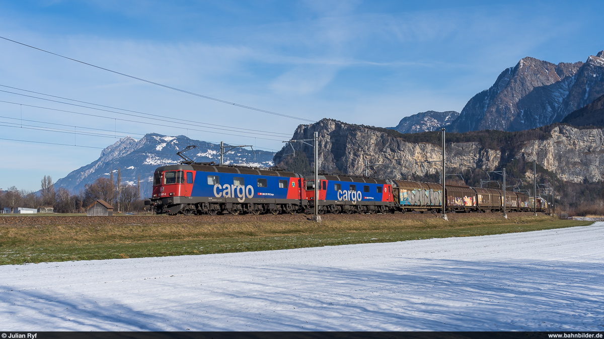 SBB Cargo Re 6/6 11607  Wattwil  und 11686  Hochdorf  mit WLV-Zug Buchs - RB Limmattal am 9. Januar 2021 bei Sargans.