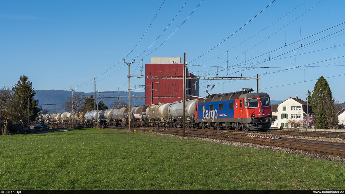SBB Cargo Re 6/6 11612 mit Güterzug Reuchenette-Péry - Bern Weyermannshaus am 30. März 2021 bei Busswil.