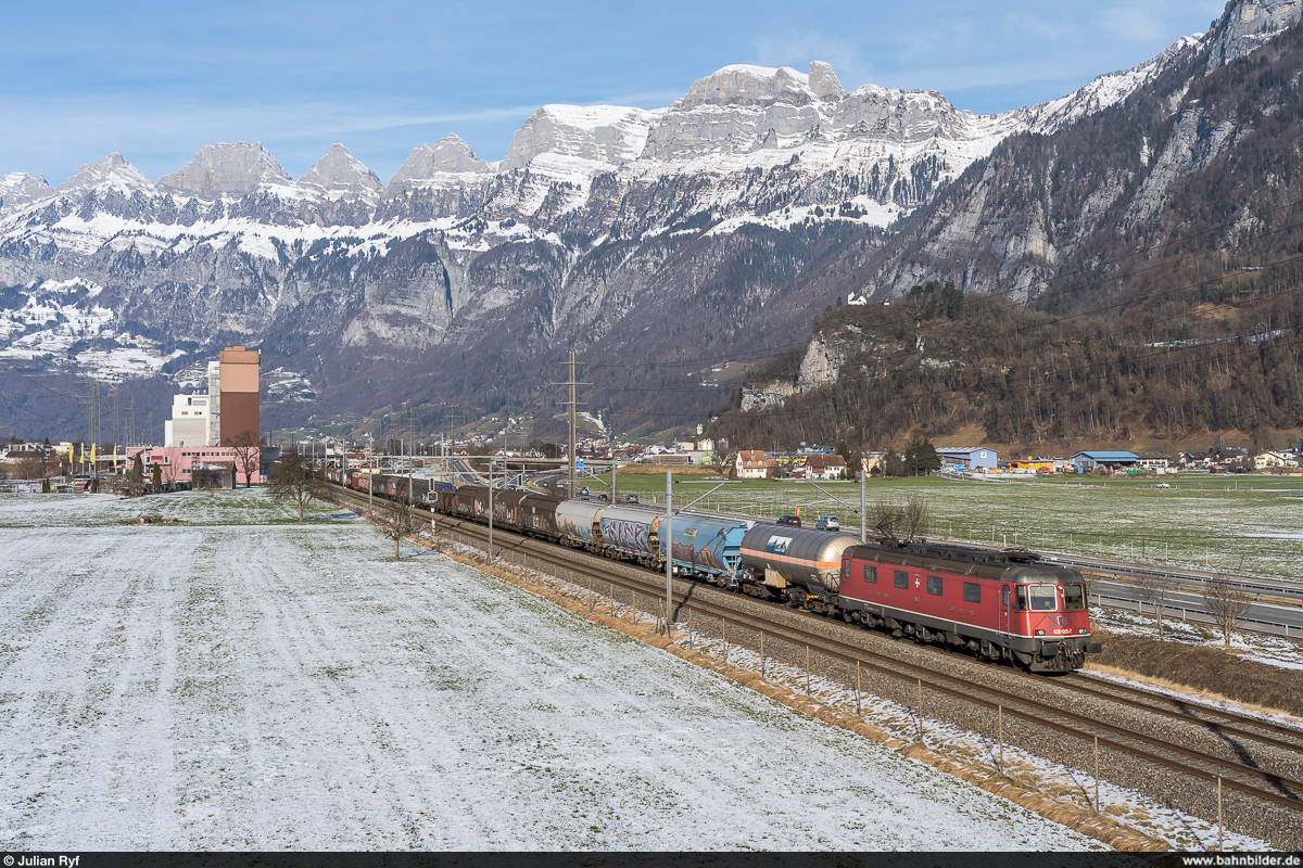 SBB Cargo Re 6/6 11625  Oensingen  mit WLV-Zug RB Limmattal - Buchs am 9. Januar 2021 bei Flums.
