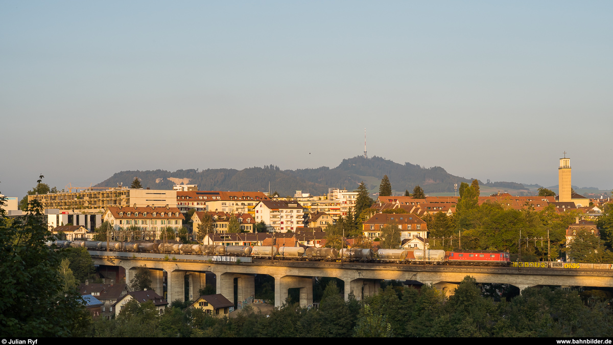 SBB Cargo Re 6/6 11637  Sonceboz-Sombeval  mit dem werktäglichen, hauptsächlich Zementwagen führenden, WLV-Zug Reuchenette-Péry - Bern Weyermannshaus am 30. September 2020 im letzten Sonnenlicht auf dem Lorraineviadukt in Bern.