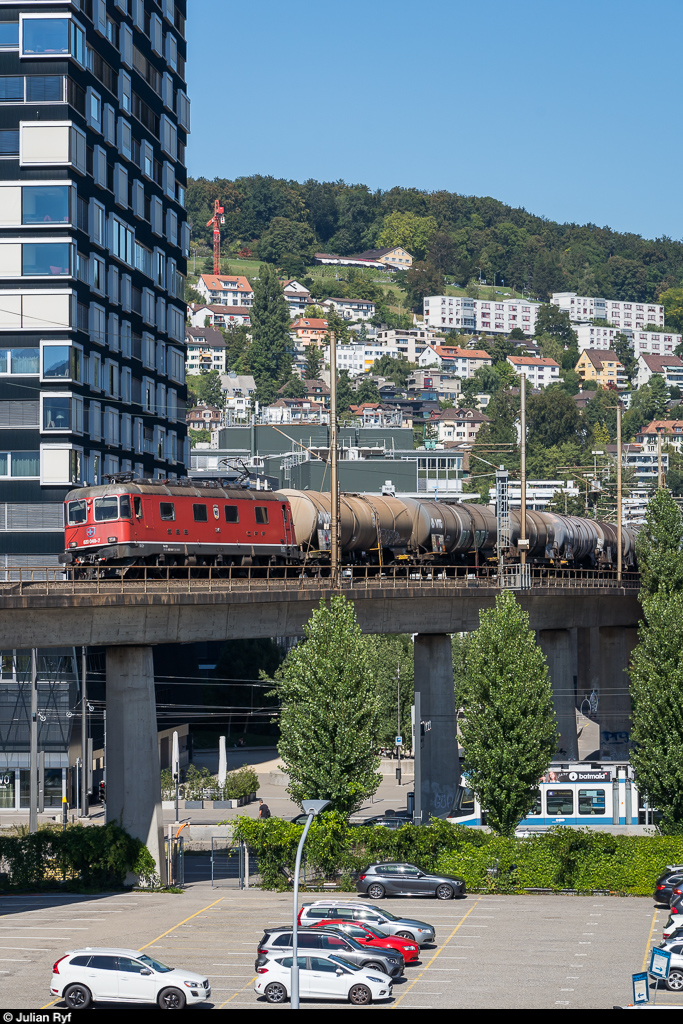 SBB Cargo Re 6/6 11649  Aarberg  mit Ölzug Niederglatt - RBL am 4. September 2020 auf dem Hardturmviadukt der Güter-Verbindungslinie Oerlikon - Altstetten in Zürich.