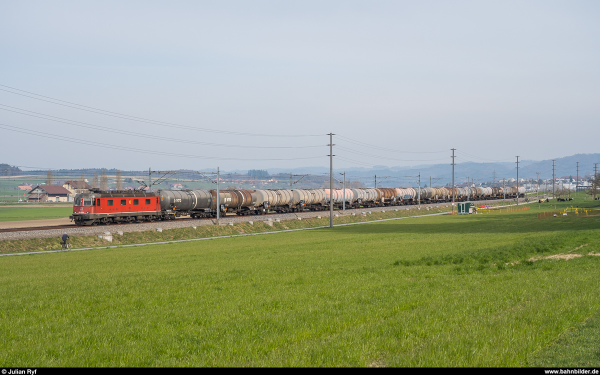 SBB Cargo Re 6/6 11653  Gümligen  mit Ölzug Zollikofen - Cornaux am 27. März 2020 bei Gsteig.