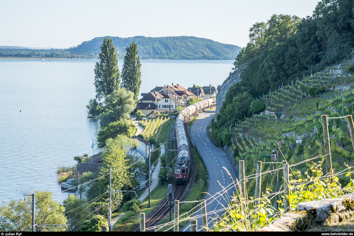 SBB Cargo Re 6/6 11655 am 8. Juni 2019 mit einem Güterzug Genève-La Praille - RBL bei Twann.